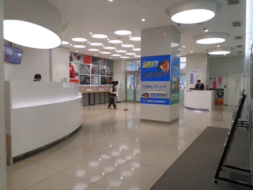 YBM강남센타 로비·출입구